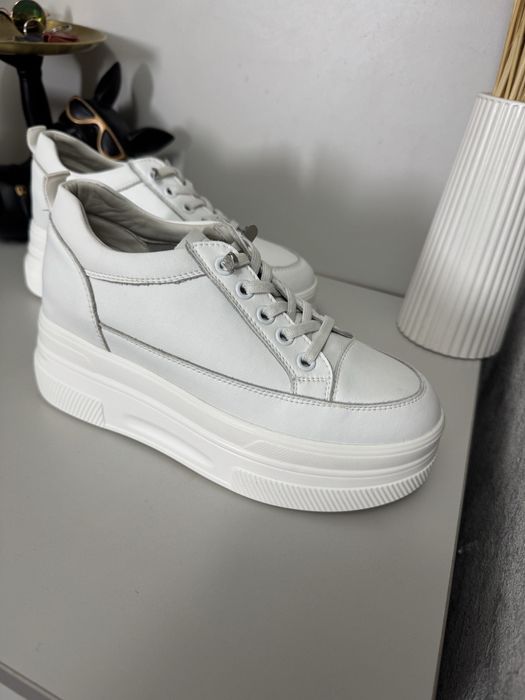 Кроссовки женские