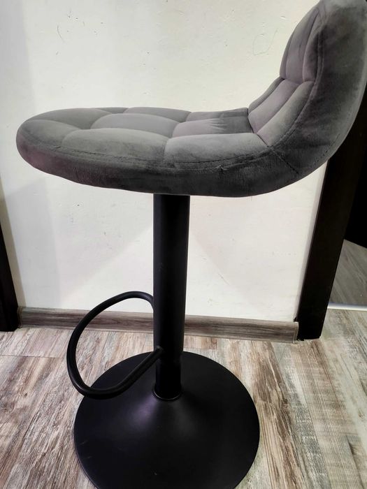 Плюшени столове за бар плот