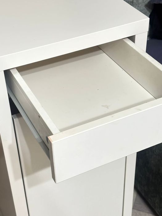 Срочно! Продам стеллаж. Продам стол.