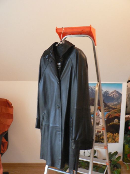 Haina piele , culoare neagra