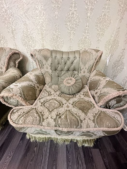 Диван екі креслосымен