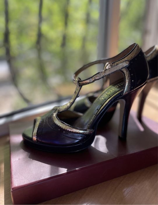 Босоножки красные