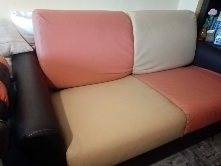 разтегателен, кожен диван, по италиански дизайн.