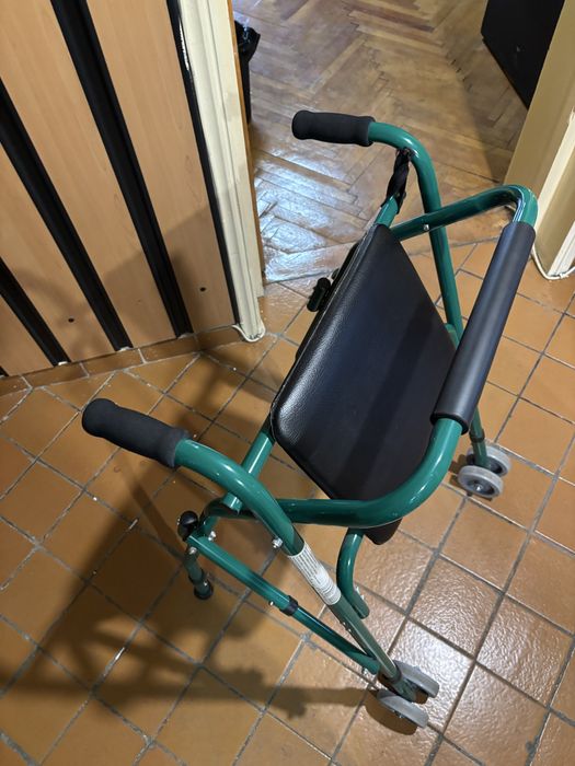 Cadru de mers cu sezut