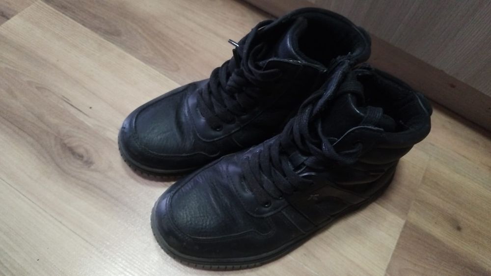 Продам весенние ботинки для мальчика 37 размер