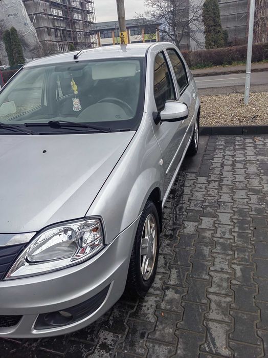 Vând Dacia logan