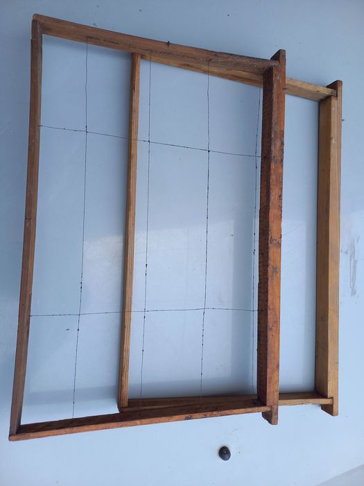 Рамки для пчелиных ульев.