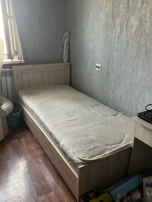 Кровать вместе с матрасом