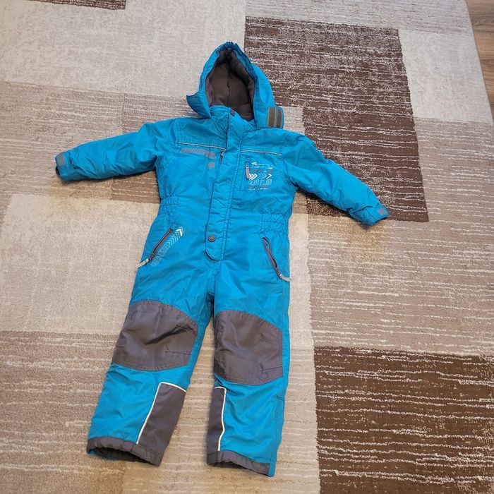 Vând combinezon  mărimea 98