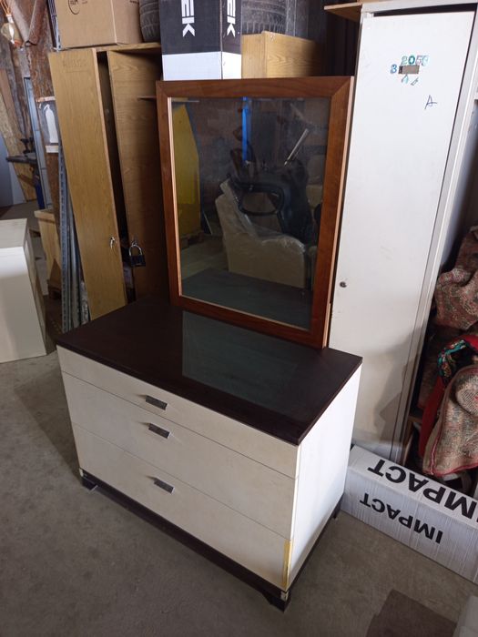 Продам столы, пуфы , камод