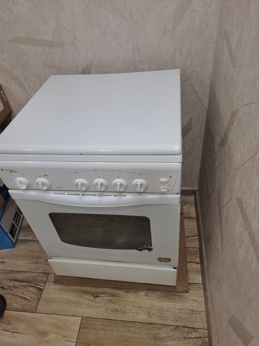 Продам газ плиту гифест