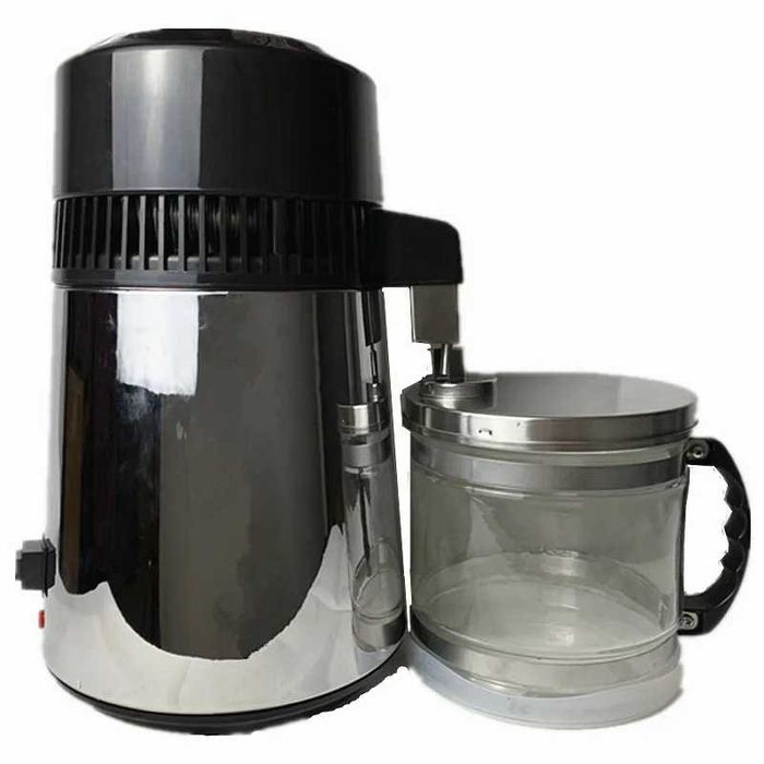 Дистиллятор производит дистиллированную воду.