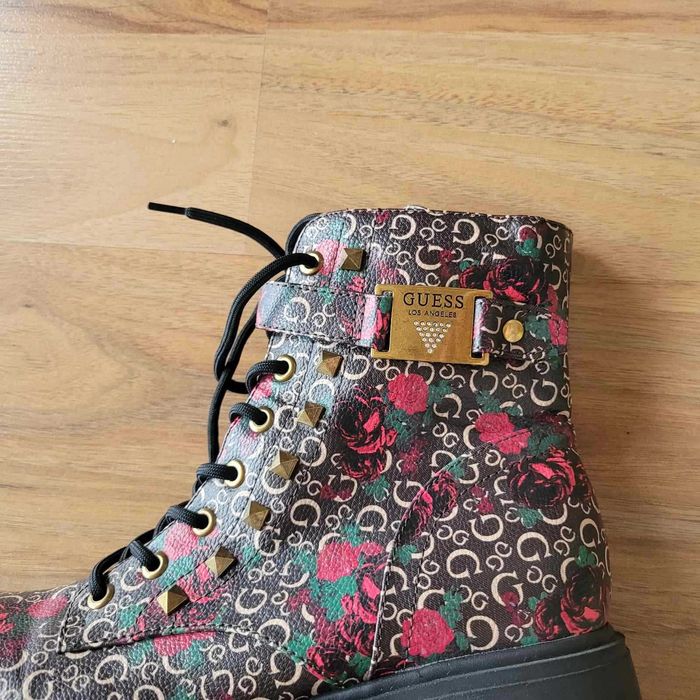 Guess чисто нови флорални ботушки