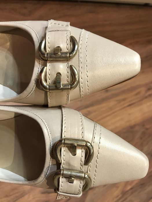 Ниски елегантни обувки в бежовата гама