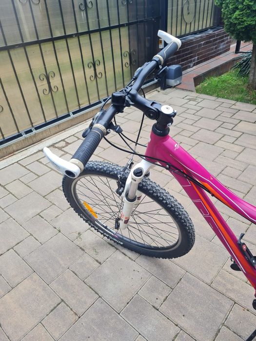 Bicicleta MTB CUBE, de dama.