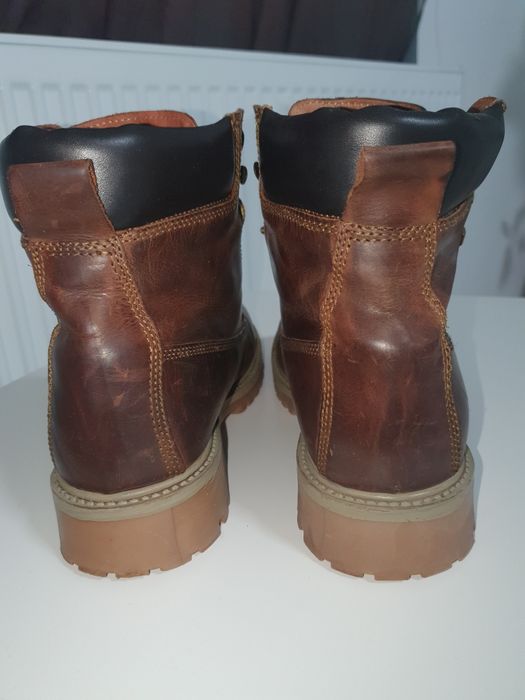 Vand bocanci tip insulete , marimea 41 , piele naturala