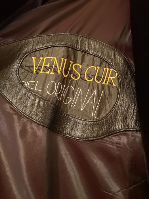 Vând haină din piele naturală