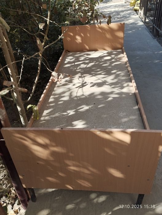 Кровать сотилади.