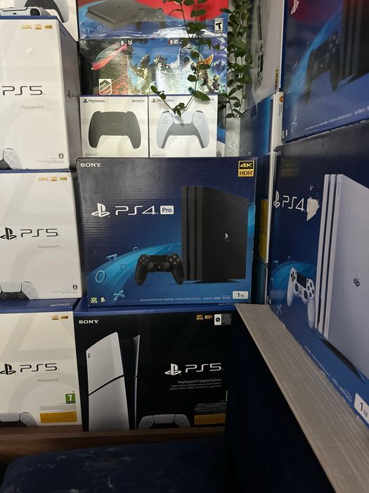 Playstation4 Pro 1TB 35 игр два джестика как на фото