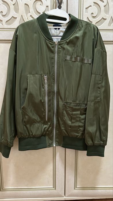 Стильный бомбер атласный