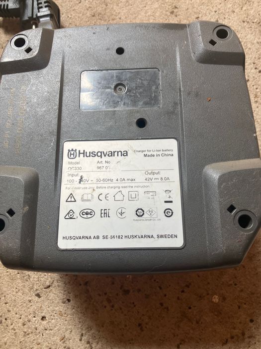 Зарядно Husqvarna QC330