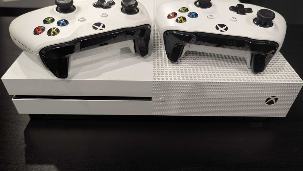 Xbox One S 1Тб + 2 геймпада
