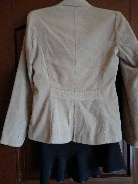 Sacou dama catifea raiata bej H&M si fusta neagra pentru evenimente M