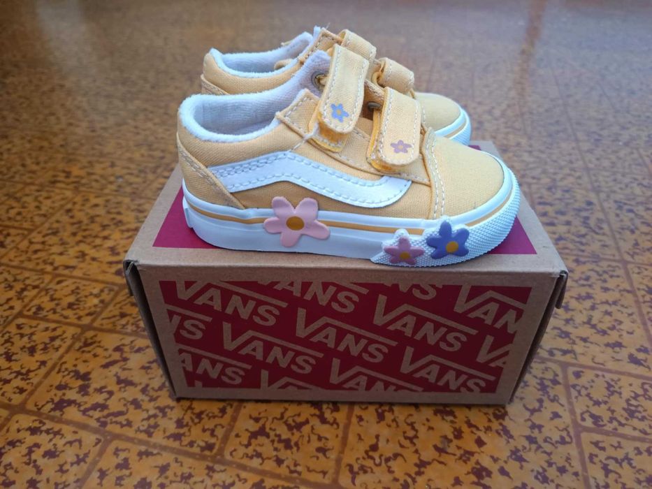 Чисто нови бебешки кецове Vans, с кутията! Размер: 19.