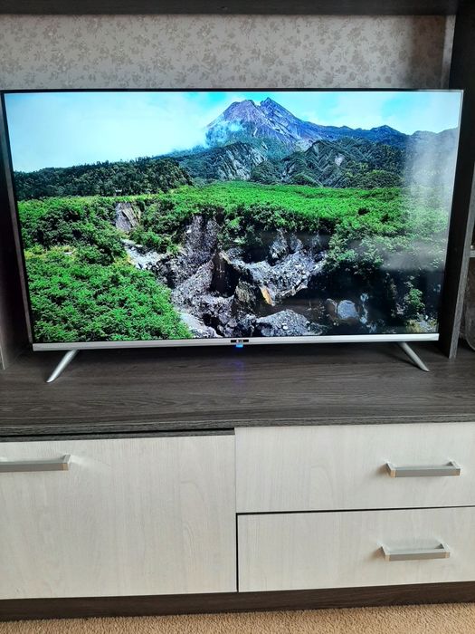Современный телевизор LG