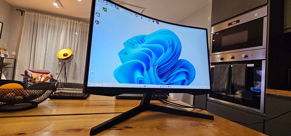 Геймърски монитор Samsung G5 27" извит 144Hz