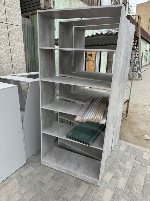 Продается Полки и витрины в хорошем состоянии
