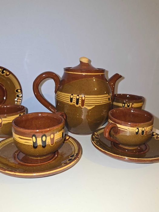 Керамичен сервиз за чай нов, чайник и 4 чаши с чинии