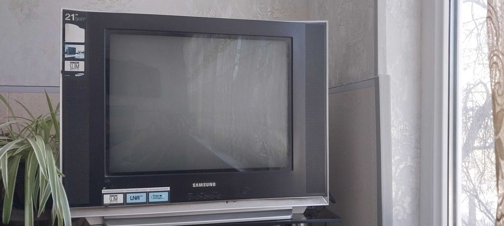 Eski Samsung televizor lekin hamma qismlari ishlaydi. Rangli ko'rsatad