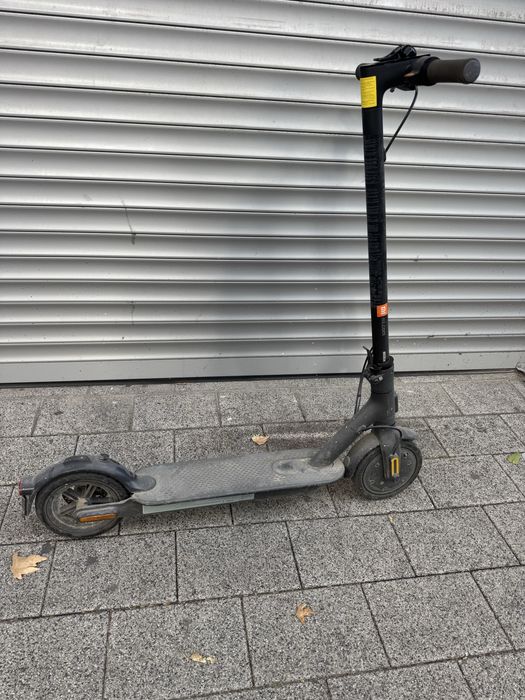 Електрическа тротинетка Xiaomi Mi Scooter Essential, Мощност на двигателя 250 W, Автономия 20 км, Максимална скорост 20 км/ч, Черен