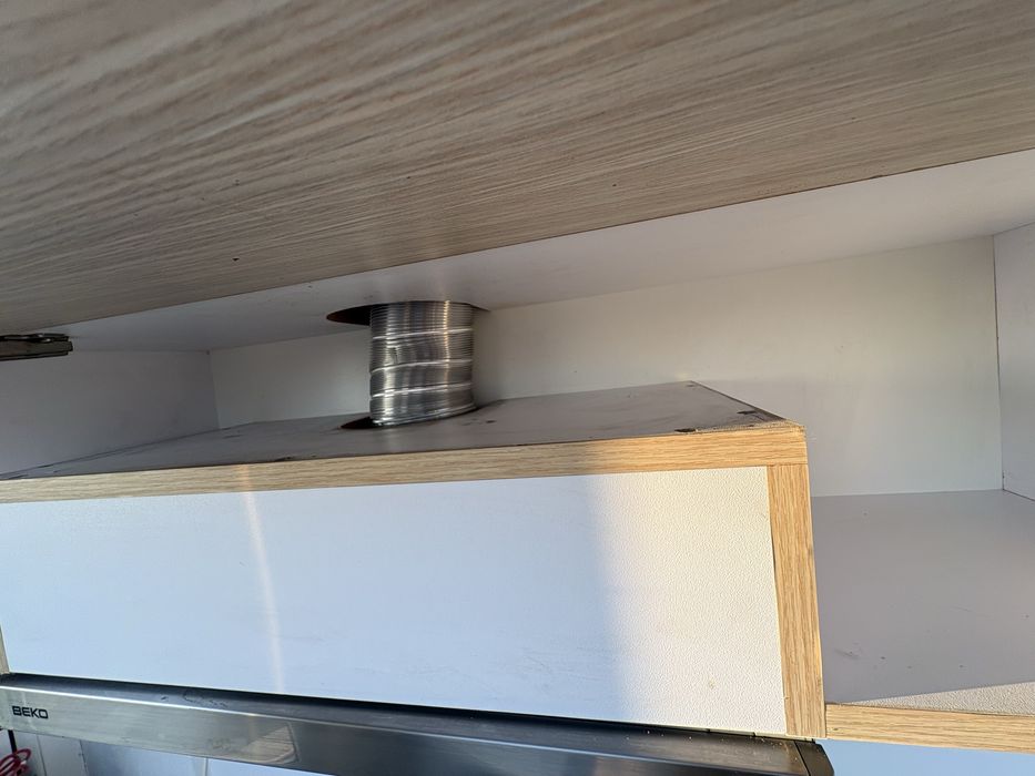 Vand hota Beko cu dulap incorporata cu tub pentru ventilare naturala