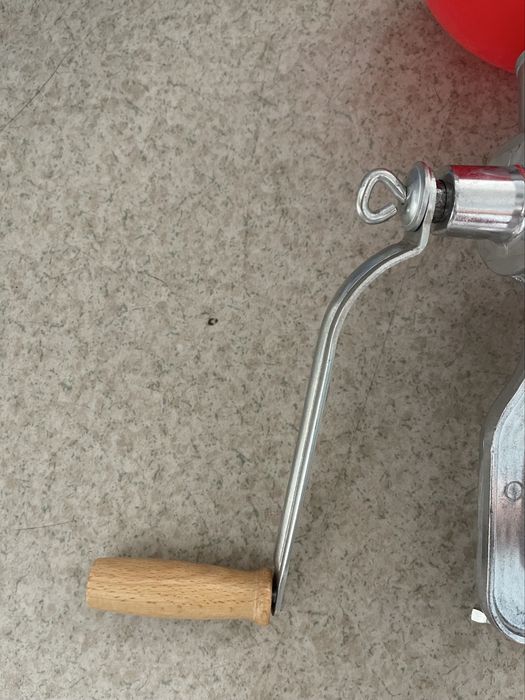 Ръчна машинка за домати, плодове и зеленчуци – здрава и удобна