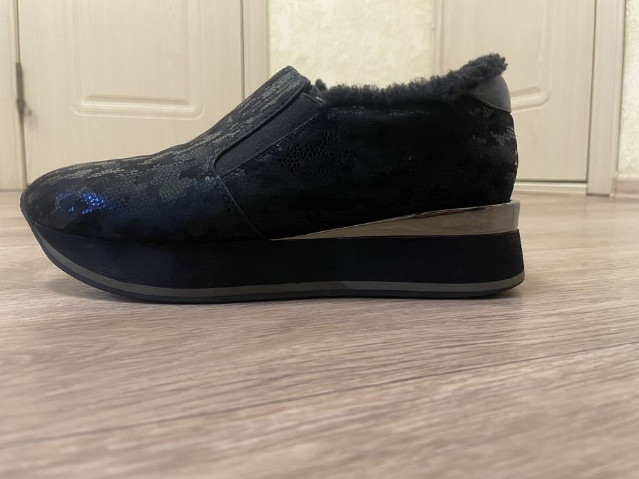 Продам зимние кроссовки