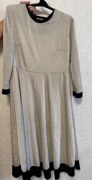 Әдемі көйлектер сатылады