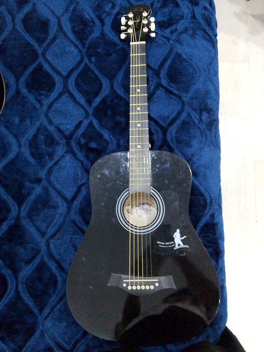 Гитара в хорошем состояние