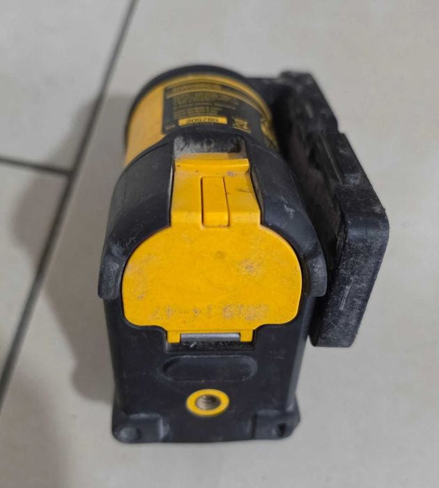 Зелен линеен лазерен нивелир DeWALT DW088CG