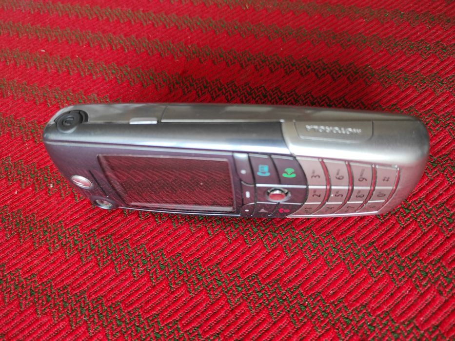 Telefon  Motorola cu taste în perfectă stare de funcționare.