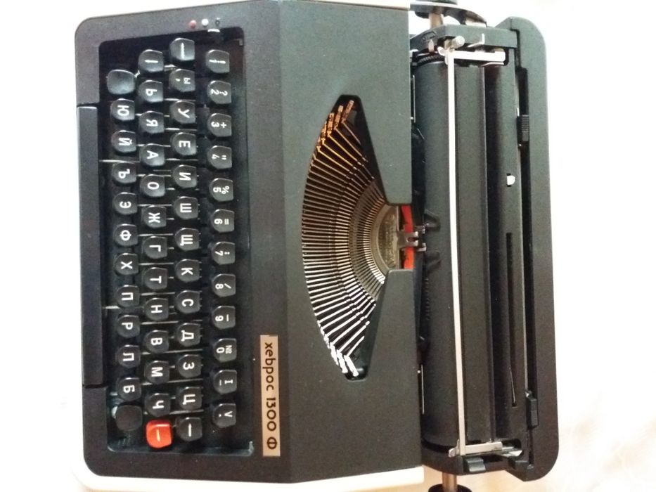 Пишеща машина Хеброс 1300 с куфар