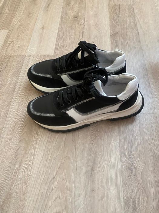 Продам кроссовки