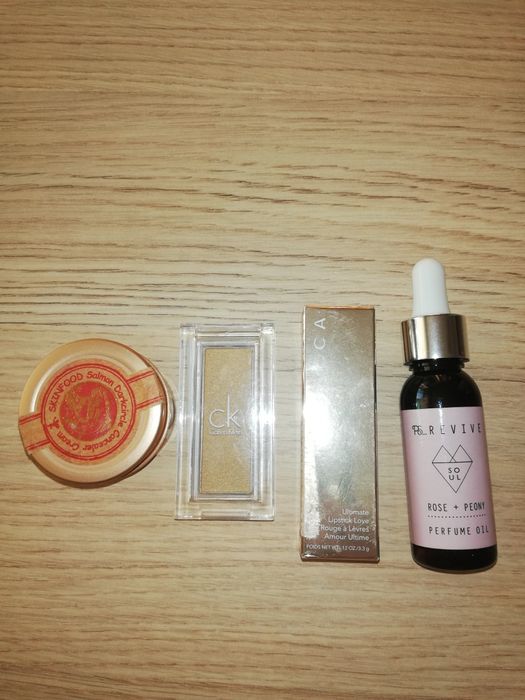 Сенки Calvin Klein, червило Becca, олио.