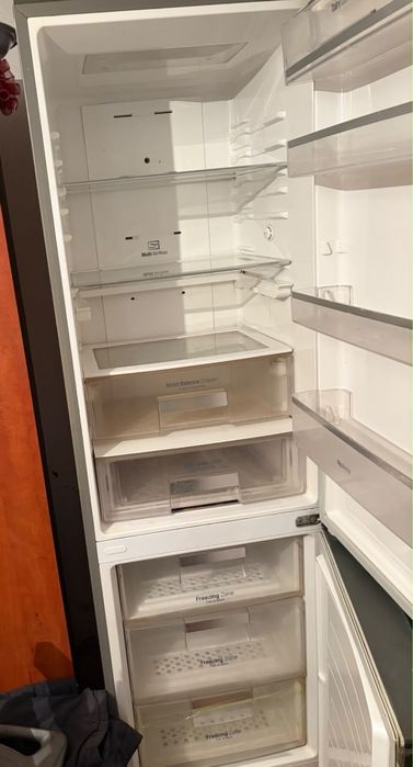 Город Шымкент , продаю холодильник LG . В очень хорошем состоянии .