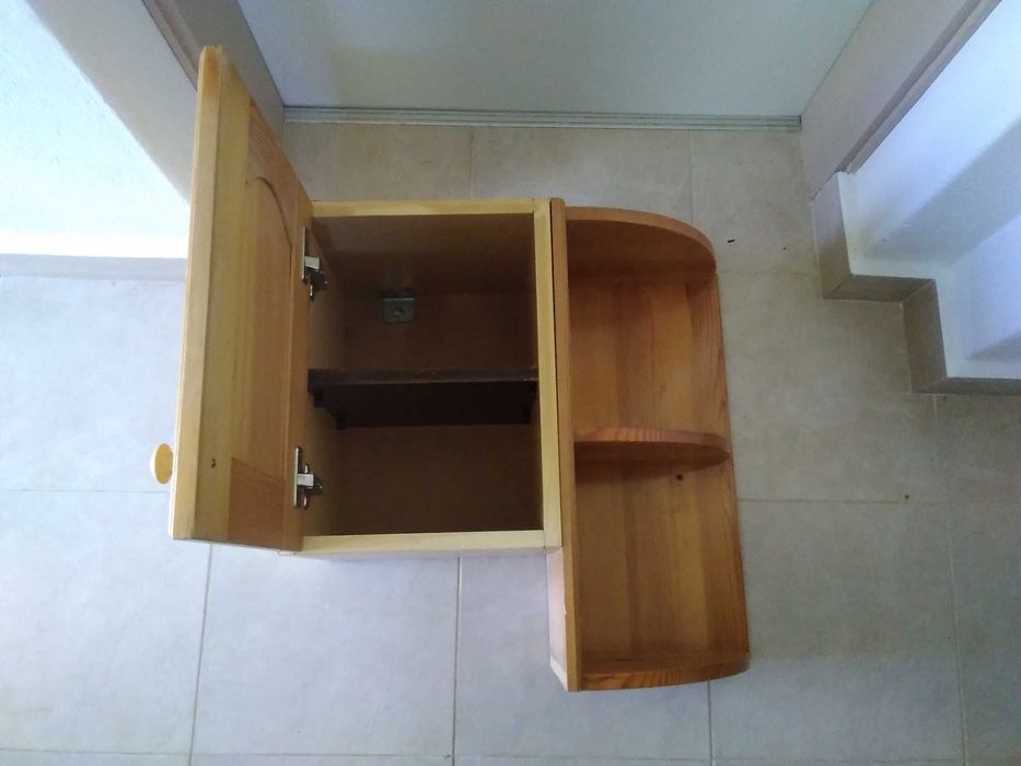 Продавам стенен шкаф с етажерка