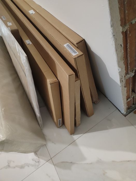 Продавам чисто нов гардероб "Медея", бял гланц