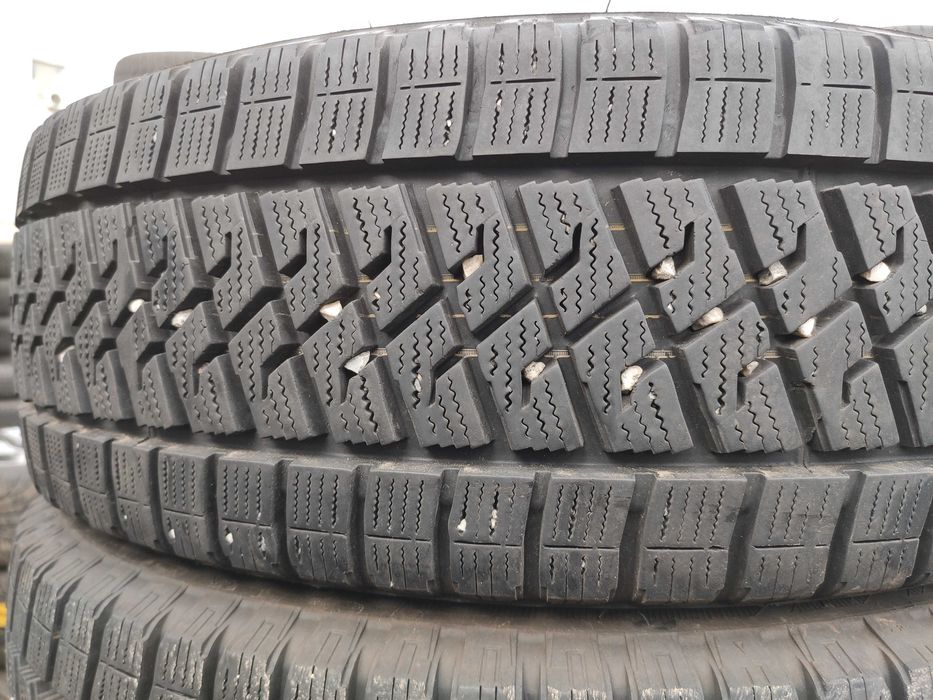 2бр Като нови зимни гуми за бус 215 65 16 С - Lassa - DOT 2023