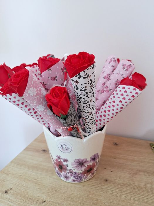 Lot 19 trandafiri din sapun lichidare stoc