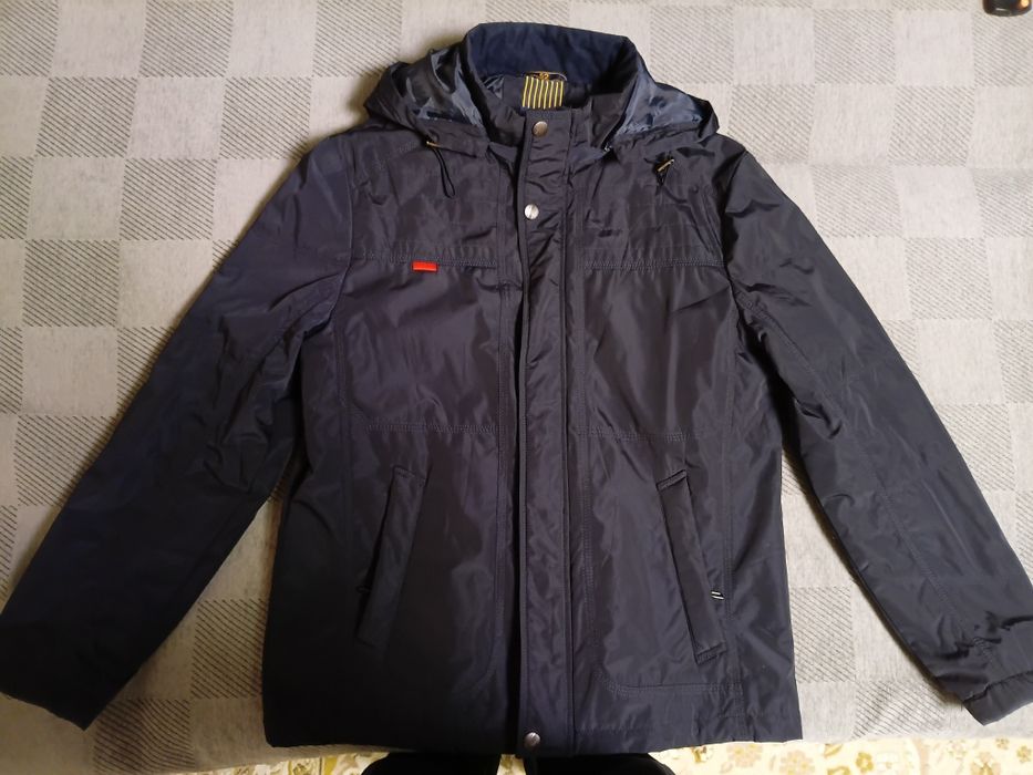Продаётся демисезонная мужская куртка.